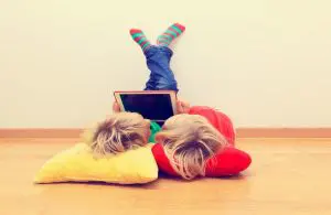 Dos niños observan una pantalla